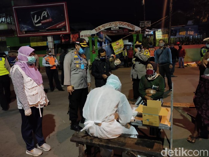 Ratusan pedagang di Pasar Dander dan Pasar Banjarejo, Bojonegoro di-rapid test. Hasilnya, ada 82 orang yang reaktif.