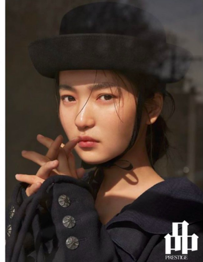 Kim Tae Ri berani beradegan ranjang dengan sesama jenis. Ia dikisahkan sebagai pelayan Kim Min Hee dalam film Handmaiden, yang tayang pada 2016. Foto: Instagram kimtaeri_1