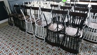 Kursi-kursi restoran masih dibiarkan tersusun rapi. 