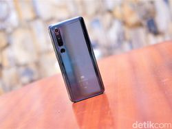 Unboxing Mi 10, Ponsel Xiaomi Termahal di Indonesia