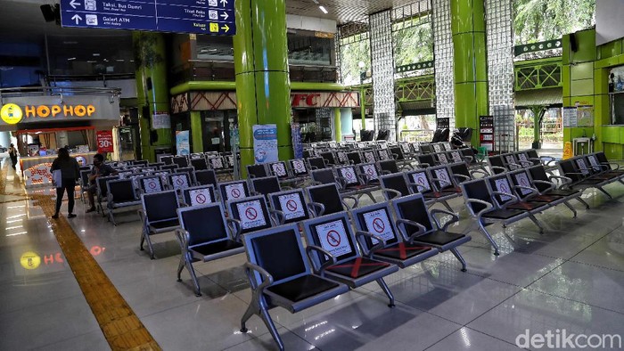 Sesuai arahan Kemenhub, seluruh moda transportasi di Indonesia kembali dibuka sejak Kamis (7/5). Walaupun begitu, suasana di Stasiun Gambir masih kosong dan lengang.