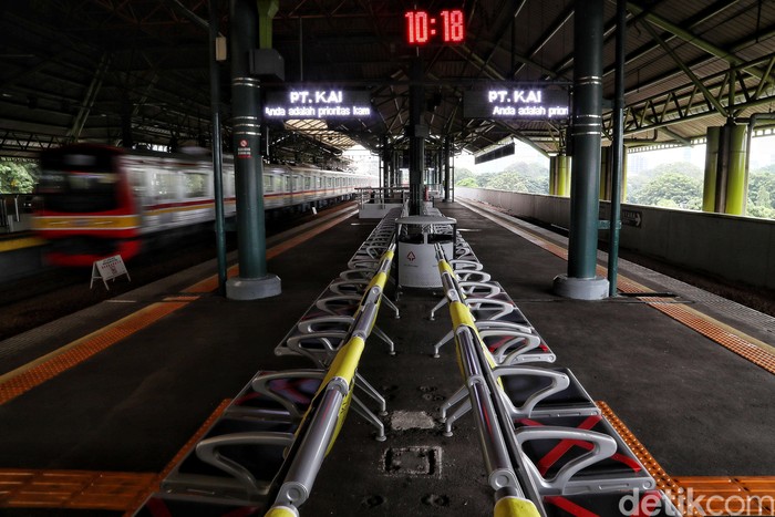 Akses moda transportasi kembali dibuka oleh Kemenhub usai ditutup. Namun, sejumlah terminal hingga bandara terlihat masih sepi di berbagai wilayah.