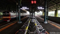 Sesuai arahan Kemenhub, seluruh moda transportasi di Indonesia kembali dibuka sejak Kamis (7/5). Walaupun begitu, suasana di Stasiun Gambir masih kosong dan lengang. Pradita Utama/detikcom.