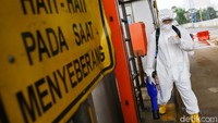 Petugas menggunakan APD selama operasi disinfeksi.