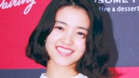 Kamu lebih love mana nih? Pose imut Kim Tae Ri atau sepiring dessert yang ia bawa? Foto: Instagram kimtaeri_1