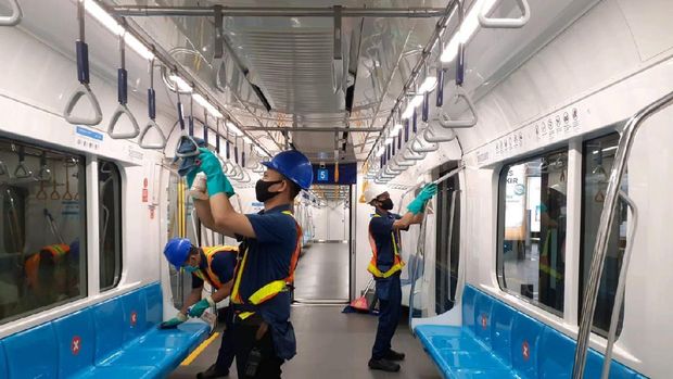 Petugas bersih-bersih kereta MRT.
