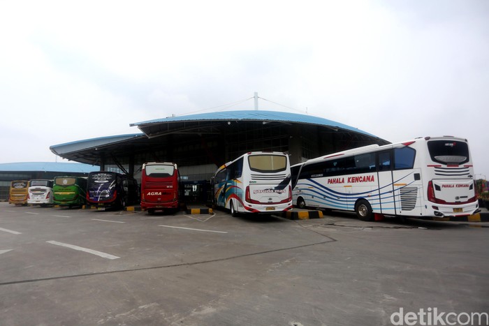 Kepala Korps Lalu Lintas Polri Inspektur Jenderal Istiono bersama dirjen perhubungan darat Budi Setiyadi melakukan inspeksi ke Terminal Pulo Gebang, Jakarta, Sabtu (9/5/2020).