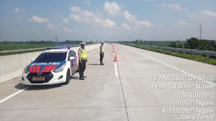 Berbagai cara dilakukan Polres Ngawi untuk menghalau pemudik. Termasuk soal modus baru pemudik yang turun di overpass tol.