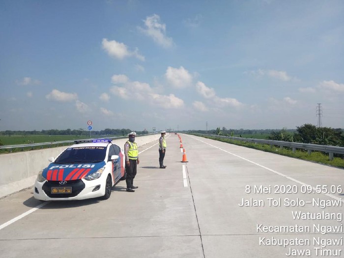 Berbagai cara dilakukan Polres Ngawi untuk menghalau pemudik. Termasuk soal modus baru pemudik yang turun di overpass tol.