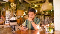 Pasangan suami istri ini sekarang memang terbilang sukses tapi siapa sangka dulunya mereka pernah menjadi orang tak mampu. Berkat usaha dan kerja keras akhirnya roda kehidupan berputar dan kini mereka ada di posisi sukses. Foto: Instagram Ton liwafa & Delta Hesti