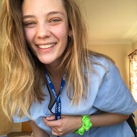 Biasa mengunggah foto dengan busana stylish untuk pemotretan atau fashion show kini Harriet Rose tampil dengan baju perawat. Kecantikannya pun tetap terpancar. Foto: Instagram @harriettrosee1