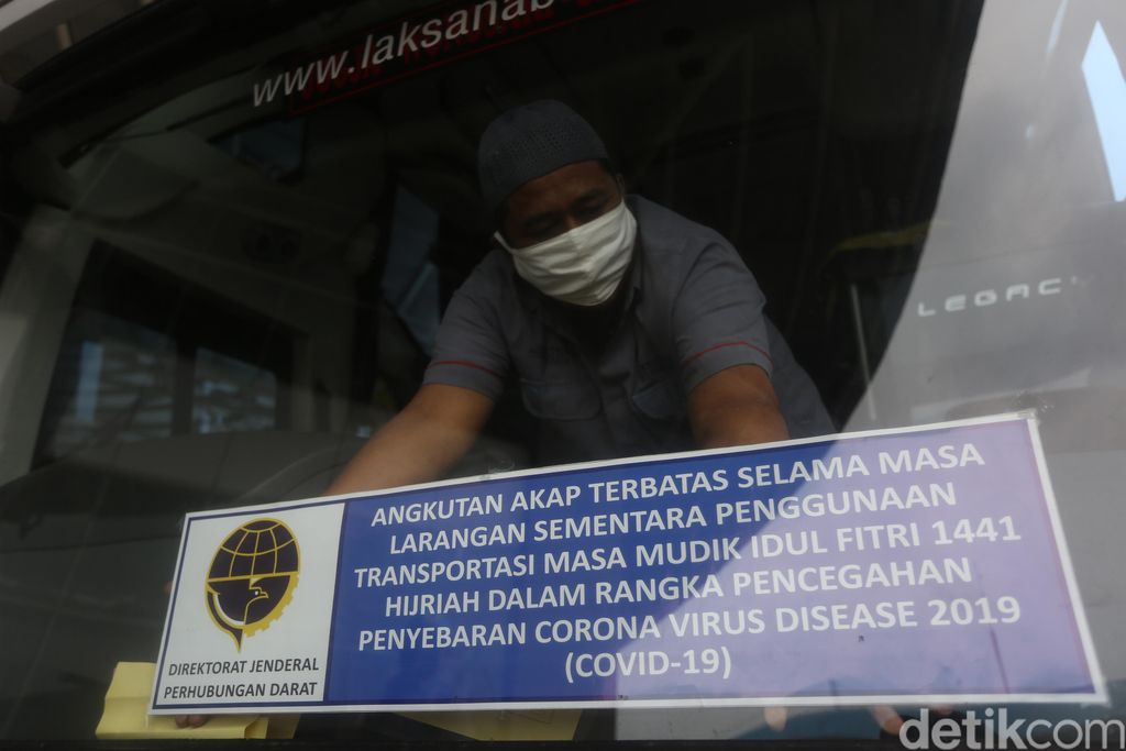 Kepala Korps Lalu Lintas Polri Inspektur Jenderal Istiono bersama dirjen perhubungan darat Budi Setiyadi melakukan inspeksi ke Terminal Pulo Gebang, Jakarta, Sabtu (9/5/2020).