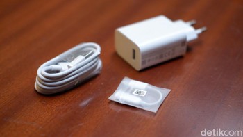 Di dalamnya disertakan charger, kabel data USB type C, konverter USB type C ke jack audio 3,5 mm. Foto: Adi Fida Rahman/detikINET