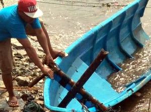 Puluhan Perahu Nelayan Ujung Genteng Hancur Dihantam Gelombang