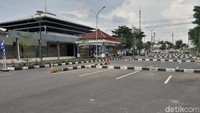 Beberapa orang juga menggunakan fasilitas ruang layanan konsumen. Mereka mengajukan pengembalian uang untuk tiket yang dibatalkan. Bayu Ardi Isnanto/detikcom.