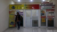 Banyak loket PO bus yang masih tutup.