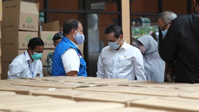 Mendag Serahkan Bantuan Rp5,4 M dan Alkes untuk 6 Provinsi Zona Merah Pandemi COVID-19.