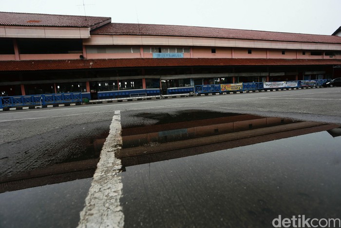 Meski pemerintah membuka kembali semua moda transportasi di Indonesia, suasana di Terminal Kampung Rambutan, Jakarta, masih nyaris tanpa aktivitas.