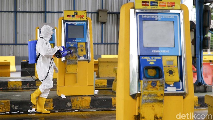 Disinfeksi Corona di Gerbang Tol Cengkareng Disinfeksi Corona dilakukan dengan menyemprotkan cairan disinfektan di Gerbang Tol Cengkareng.