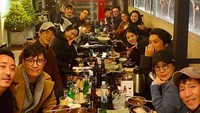 Wanita yang mengawali karir sebagai model ini sesekali juga habiskan waktu bersama teman. Mereka menikmati daging panggang sambil minum soju. Foto: Instagram kimtaeri_1