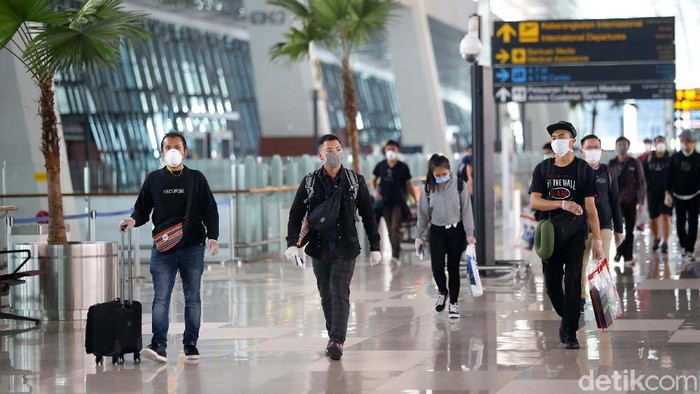 Suasana Terkini Bandara Soetta Pascapenerbangan Dibuka Kemenhub membuka kembali layanan penerbangan domestik dengan penumpang bersyarat. Bandara tersibuk di Indonesia, Soekarno Hatta kembali beroperasi.