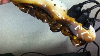 Colokan dipakai ramai-ramai sampai panas. Ceroboh banget nih, bisa bahaya! Foto: via Bored Panda