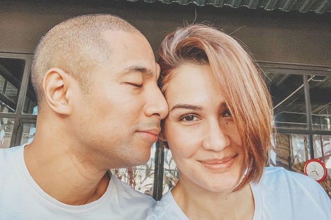 Marcell Siahaan menikahi Rima Melati Adams pada 28 Januari 2009 di Singapura. Saat itu keduanya menganut agama yang berbeda. Marcell masih beragama Budha, sedangan Rima merupakan seorang Muslim. Namun usai menikah selama tiga tahun, Marcell kemudian memutuskan untuk menjadi mualaf. Foto: Instagram @rimamelati