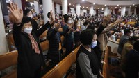 Sejumlah jemaat menghadiri ibadah di salah satu gereja yang berada di Kota Seoul, Korea Selatan.