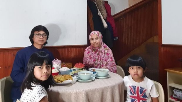 Penulis berbuka bersama dengan keluarga