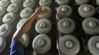 Setelah dingin, cetakan bisa dipecahkan dan meninggalkan talempong yang sudah jadi di dalamnya. Talempong ini akan disetel nadanya lalu dipoles berulang kali hingga mengkilap.
