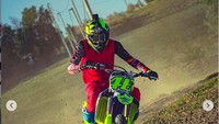 Yamaha YZ250F menggendong mesin 4 tak DOHC berpendingin cairan dengan kapasitas 250 cc. Mesin itu dikawinkan dengan transmisi lima percepatan. Foto: Instagram @valeyellow46
