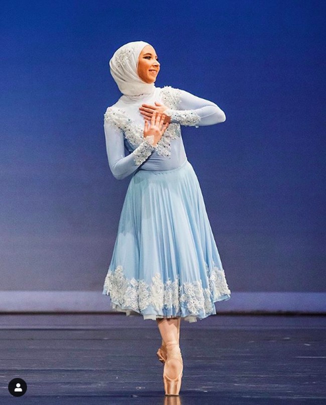 Pada 2016, Stephanie Kurlow kemudian memulai aksinya dengan mengadakan kampanye yang dinamakan 1st Muslim Hijabi Ballerina In The World sekaligus menggalang dana di situs pengumpulan uang untuk masyarakat muslim yang menginspirasi, LaunchGood. Stephanie berharap bisa mengumpulkan uang untuk membuktikan bahwa agama tidak harus menjadi penghalang meraih kesuksesan di bidang seni pertunjukan. Foto: Dok. Instagram @stephaniekurlow