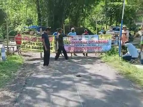 Warga desa di Kabupaten Malang menutup jalan/