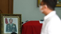 Sejumlah kerabat berdoa di depan peti jenazah dari Jenderal TNI (Purn) Djoko Santoso di rumah duka kawasan Bambu Apus Raya, Jakarta Timur, Minggu (10/5/2020). 