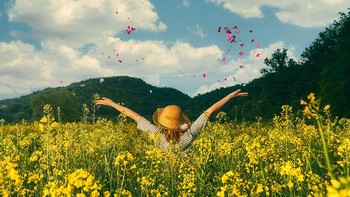 Potret seorang wanita berada di sebuah kebun bunga yang sedang bermekaran di kawasan Olot, Spanyol. Istimewa/Dok. Boredpanda/Agora/@carlesalonsophotography.