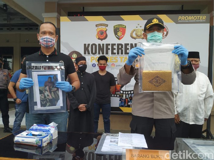 Polisi menunjukan sejumlah barang bukti aksi penginjakan Alquran