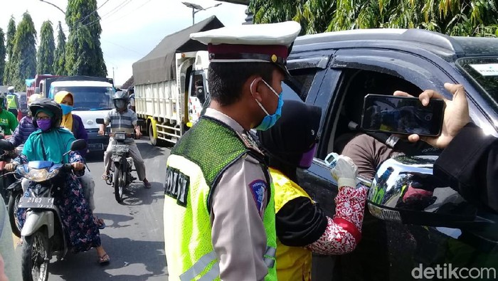 Polisi menegur pemudik yang bakal masuk ke Blora