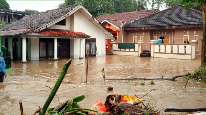 Banjir rendam pemukiman  di Sukabumi