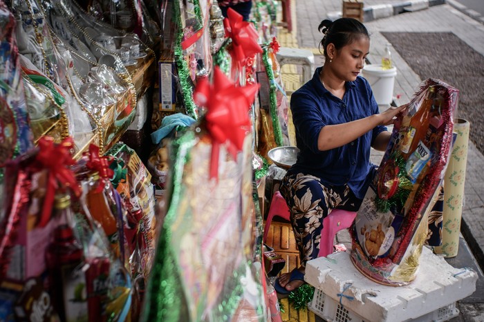 Pedagang parsel menunggu pembeli di Barito, Jakarta, Minggu (10/5/2020). Menurut keterangan para pedagang, di tengah pandemi COVID-19, penjualan parsel lebaran menurun 80 persen dari tahun sebelumnya. ANTARA FOTO/Rivan Awal Lingga/foc.