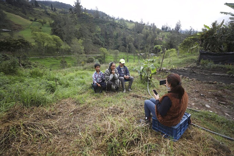 Wabah Corona berdampak ke berbagai sektor kehidupan masyarakat. Seperti petani wanita di Kolombia ini yang mengisi waktu karantina Corona dengan jadi Youtuber.