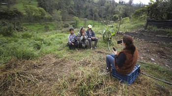 Tak jarang Nubia meminta bantuan kepada temannya untuk membantu merekam video saat ia menerangkan tentang cara-cara menanam tanaman di rumah.