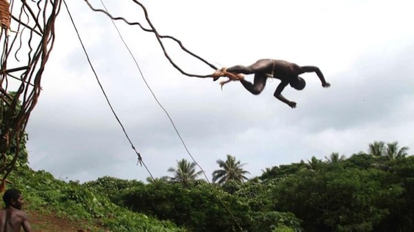 Rupanya ada teknik tersendiri untuk bisa selamat dari bungee jumping kematian ini. Peserta yang melakukan Nagol harus mendarat bagian dada dan perut. Sehingga tak mencederai organ vital. (Ian Lloyd Neubauer/CNN)