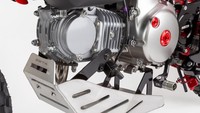 Detail komponen aksesori lainnya adalah side stand extender, penutup rantai, pijakan kaki, hingga penutup reservoir rem depan. Sementara komponen sokbreker dan cakram masih menggunakan standar.(Foto: Dirt Freak)