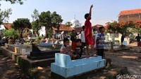 Minimnya ruang terbuka hijau (RTH) atau lapangan, membuat anak-anak tersebut bermain di kawasan TPU.