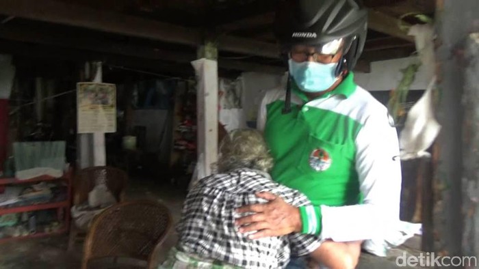 Nenek Helena menangis haru menerima bantuan sembako