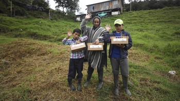Nubia bersama kedua anaknya melambaikan tangan saat sedang merekam video untuk kanal YouTubenya terkait cara-cara menanam tanaman di rumah.
