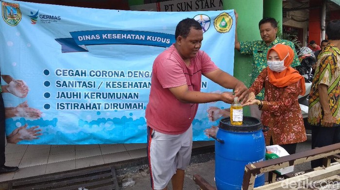 Pasar Kliwon, Kudus, Minggu (10/5/2020).