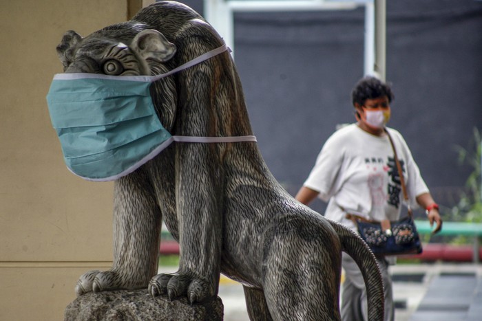 Ragam cara dilakukan untuk sosialiasikan pentingnya memakai masker di masa Pandemi COVID-19. Salah satunya dengan memakaikan patung-patung hewan ini masker.