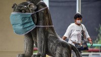 Penampakan patung hewan yang dipasangi masker kain di kawasan pusat perbelanjaan Botani Square, Bogor, Jawa Barat, Minggu (10/5/2020).