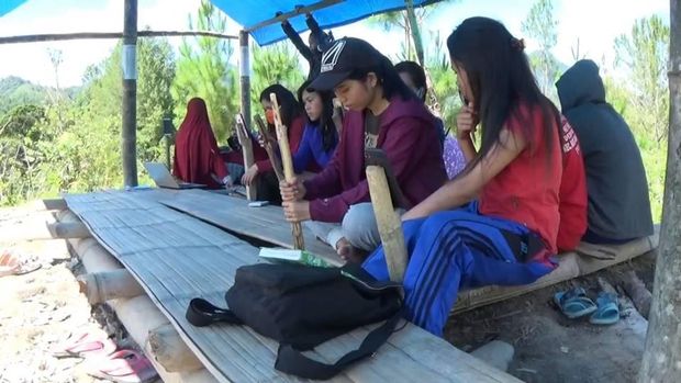 Mahasiswa di Mamasa berjuang demi mengikuti kuliah online. (Foto: Abdy/detikcom)